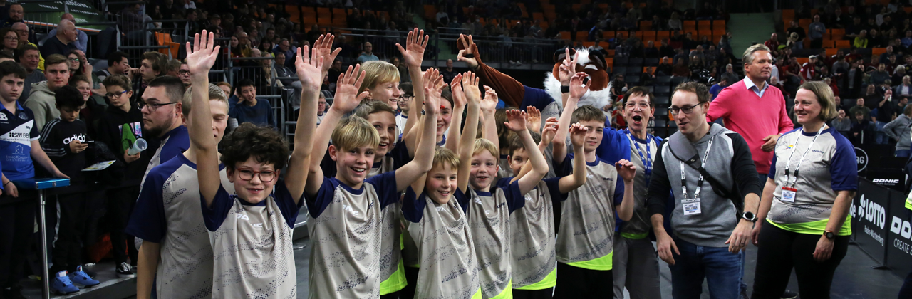 Mit den Profis Hand-in-Hand | Einlaufkids beim Liebherr Pokal-Final Four 2024